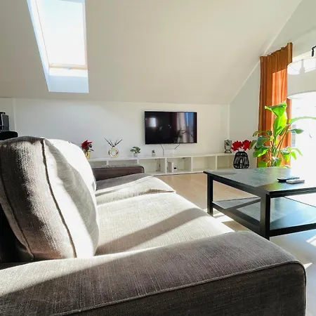 House Flow, 3 Room, Free 2 Parking *