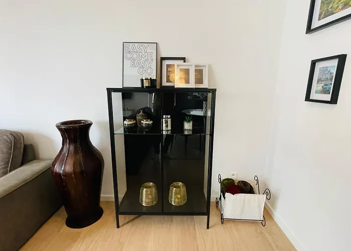 House Flow, 3 Room, Free 2 Parking *