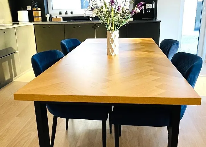 House Flow, 3 Room, Free 2 Parking *