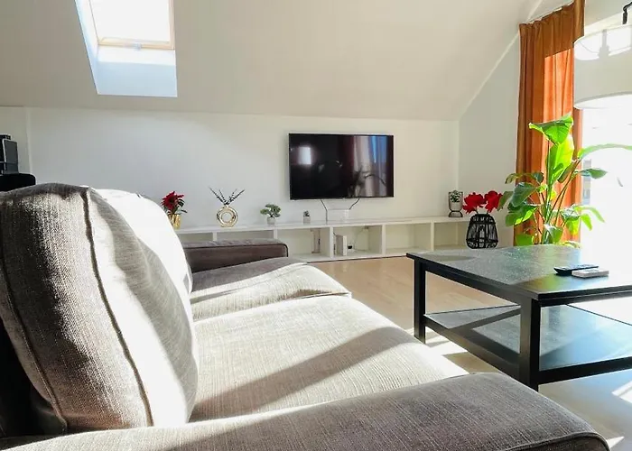 House Flow, 3 Room, Free 2 Parking *